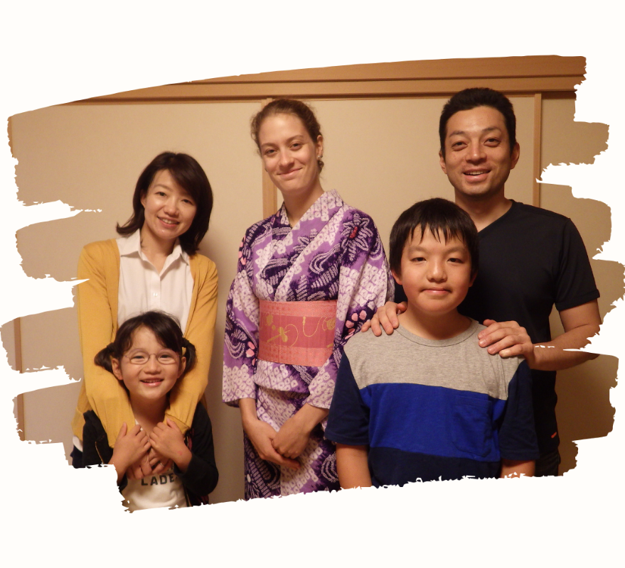 Justine Rist en kimono entourée d'une famille japonaise