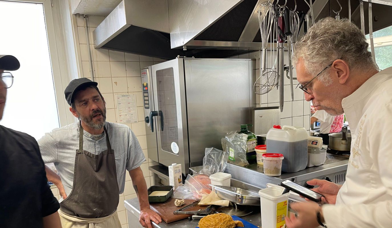 En pleine discussion avec l'équipe de cuisine 