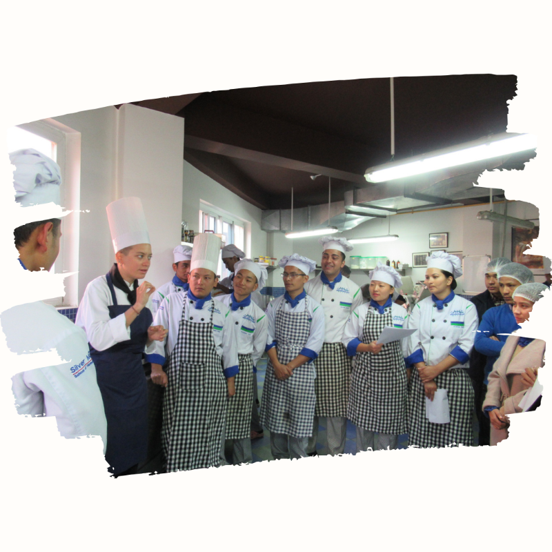 Justine Rist lors d'un atelier de cuisine végétal dans un lycée hôtelier à Kathmandu